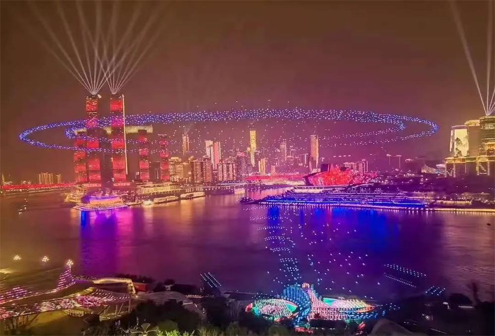 2025央视春节联欢晚会（重庆分会场）​欧玛灯光闪耀全场 无人机灯光秀表演开场 画面壮观震撼！